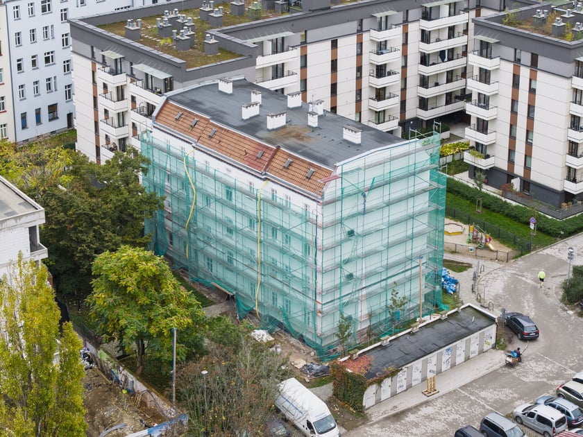 Prądzyńskiego 20a w trackie remontu elewacji, 24 października 2025