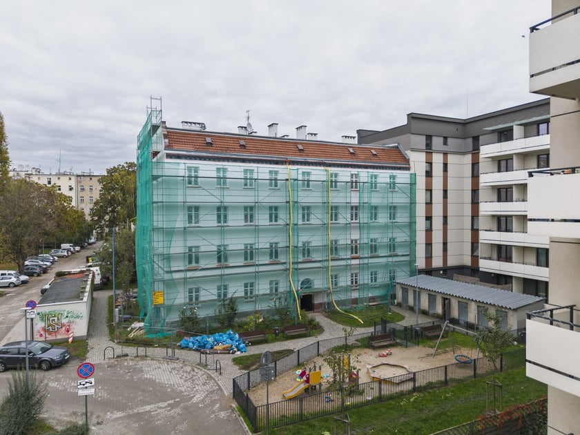 Prądzyńskiego 20a w trackie remontu elewacji, 24 października 2025