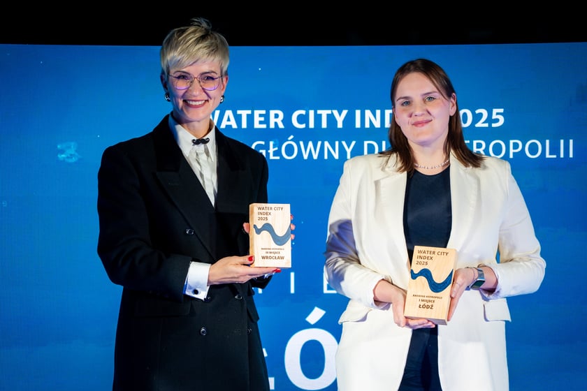 Powiększ obraz: Przedstawicielki Wrocławia i Krakowa z nagrodami Water City Index.