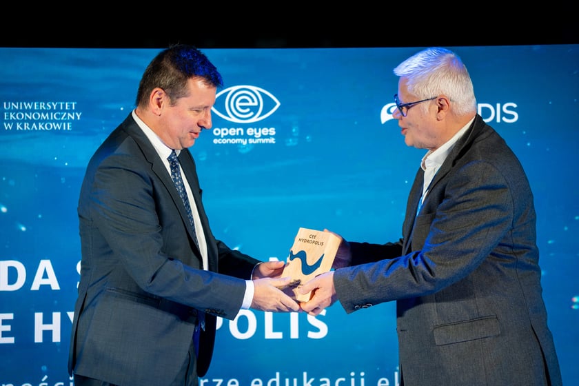 Powiększ obraz: Witold Ziomek, prezes MPWiK odbiera nagrodę specjalną dla Hydropolis od prof. Jerzego Hausnera.