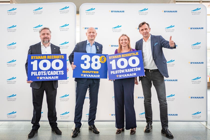 Od lewej: Radosław Michalski, Karol Przywara, Alicja W&oacute;jcik-Gołębiewska i Michał Kaczmarzyk, zapowiedź zimowego sezonu Ryanaira we Wrocławiu, 23 października 2025 roku