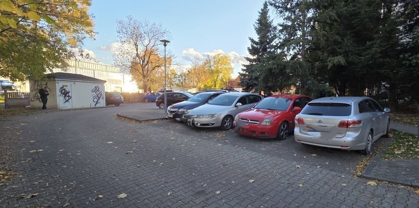 Uszkodzone auta na osiedlu Krzyki-Partynice