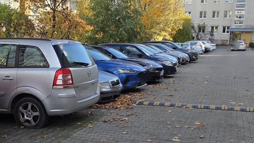 Uszkodzone auta na osiedlu Krzyki-Partynice