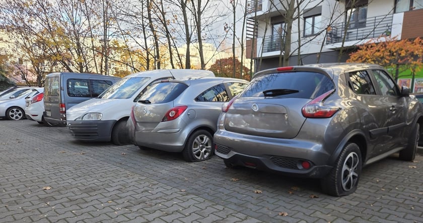 Uszkodzone auta na osiedlu Krzyki-Partynice