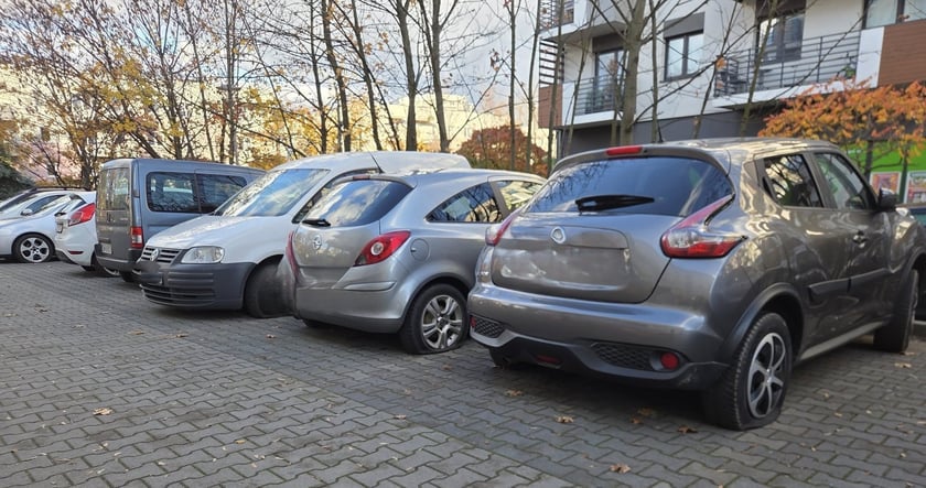 Uszkodzone auta na osiedlu Krzyki-Partynice