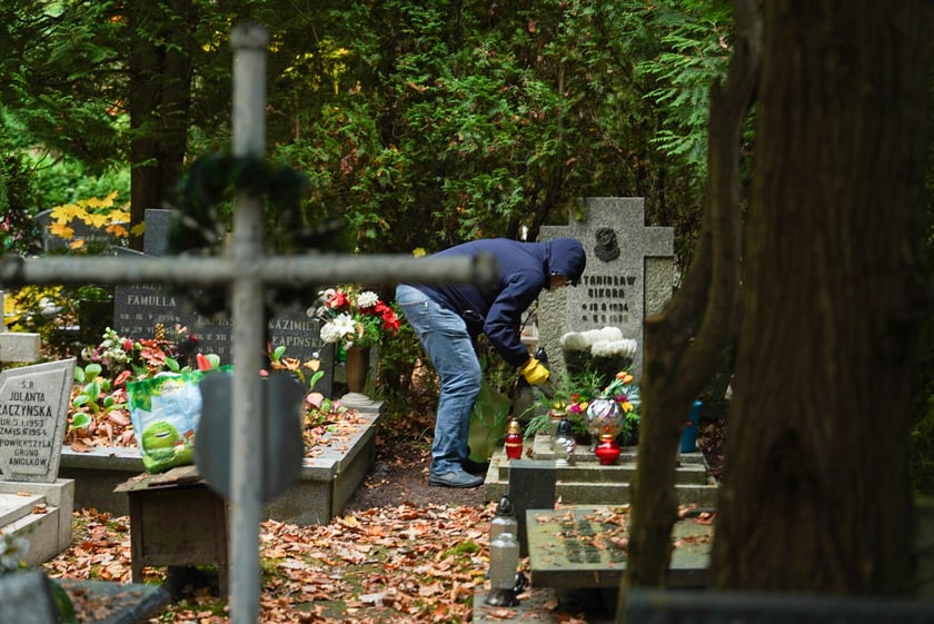 Przygotowania do Wszystkich Świętych na cmentarzu Grabiszyńskim - 26.10.2025