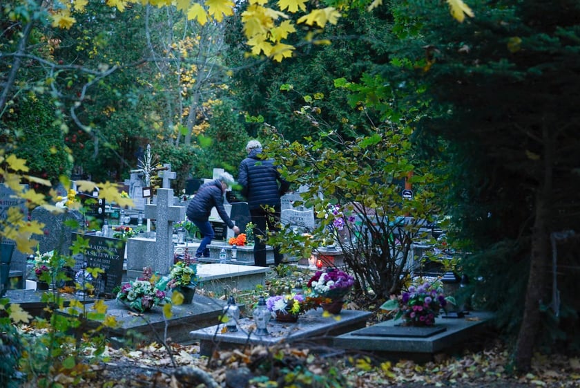 Przygotowania do Wszystkich Świętych na cmentarzu Grabiszyńskim - 26.10.2025