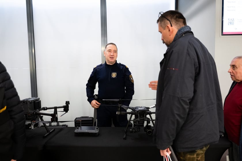 Pierwsze ze szkoleń dla mieszkańc&oacute;w Wrocławia z zakresu obrony cywilnej - prezentacja dron&oacute;w