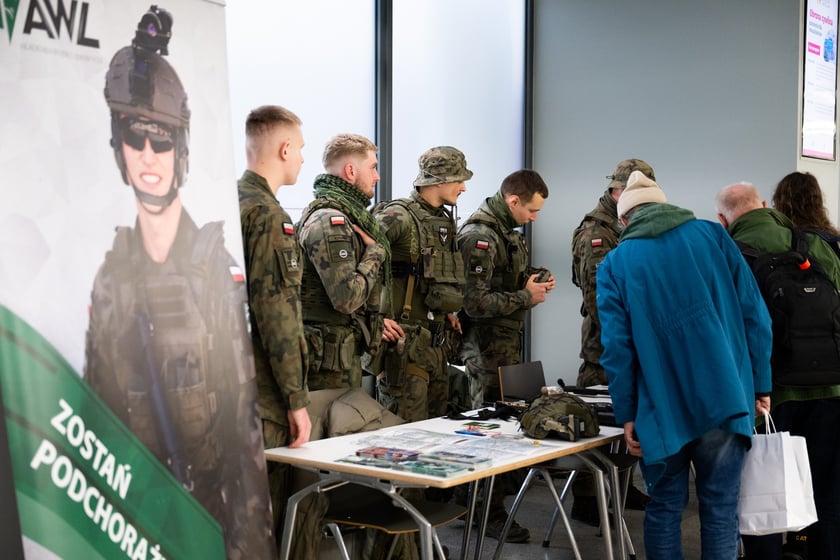 Pierwsze ze szkoleń dla mieszkańc&oacute;w Wrocławia z zakresu obrony cywilnej - żołnierze z AWL