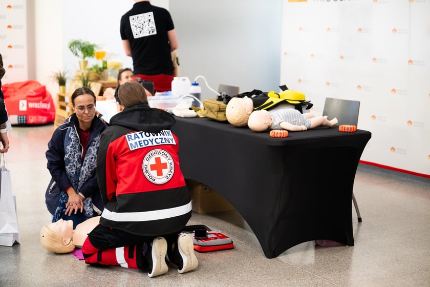 Pierwsze ze szkoleń dla mieszkańc&oacute;w Wrocławia z zakresu obrony cywilnej - kurs pierwszej pomocy