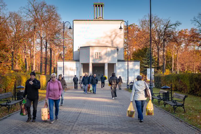 Cmentarz Osobowicki o poranku 1 listopada 2025