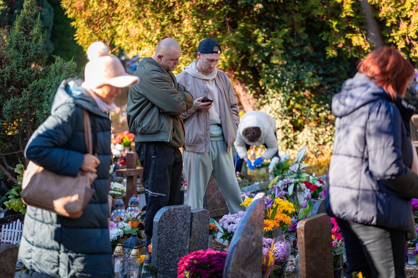 Cmentarz Osobowicki o poranku 1 listopada 2025