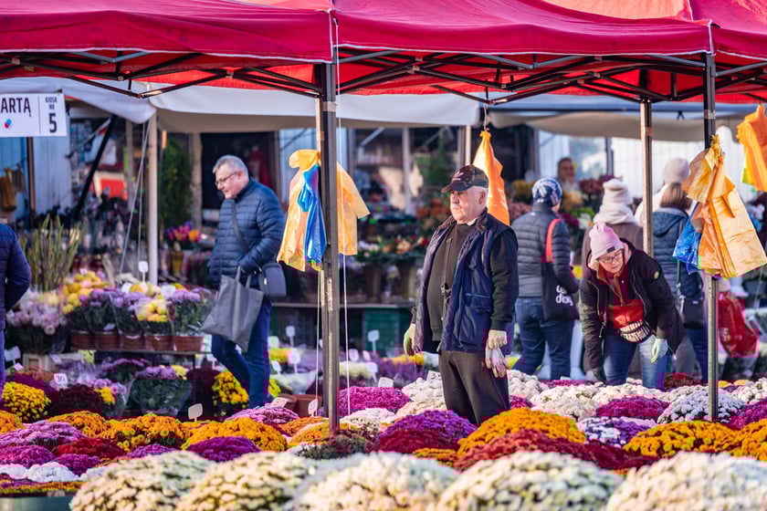 Cmentarz Osobowicki o poranku 1 listopada 2025