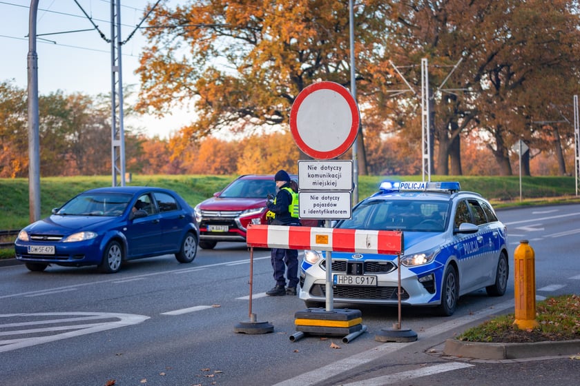 Cmentarz Osobowicki o poranku 1 listopada 2025