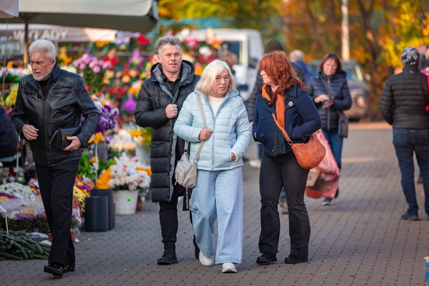 Cmentarz Osobowicki o poranku 1 listopada 2025