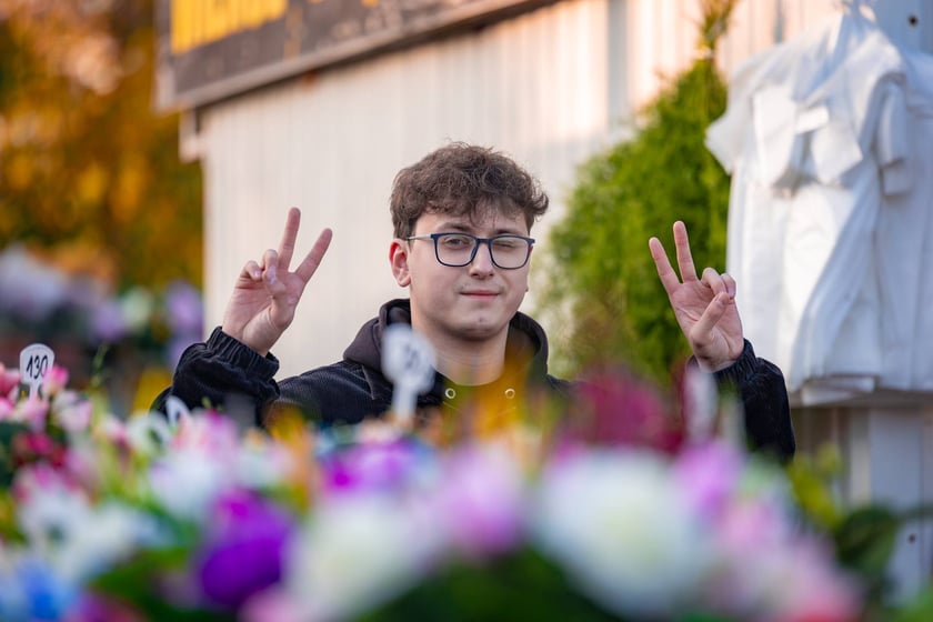 Cmentarz Osobowicki o poranku 1 listopada 2025