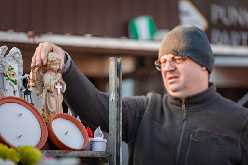 Cmentarz Osobowicki o poranku 1 listopada 2025