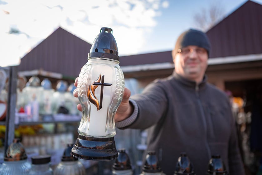 Cmentarz Osobowicki o poranku 1 listopada 2025