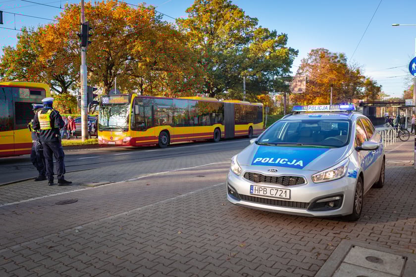 Cmentarz Osobowicki o poranku 1 listopada 2025