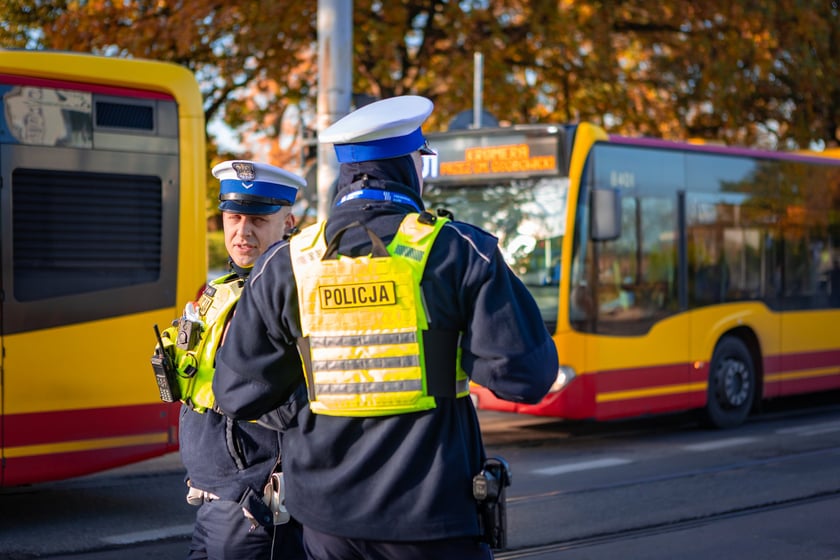 Cmentarz Osobowicki o poranku 1 listopada 2025