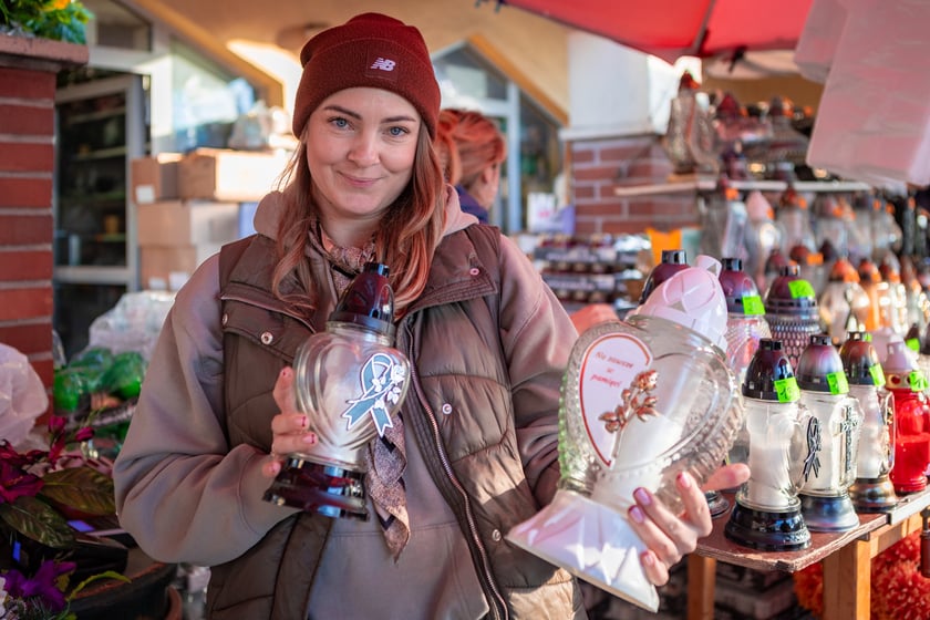 Cmentarz Osobowicki o poranku 1 listopada 2025