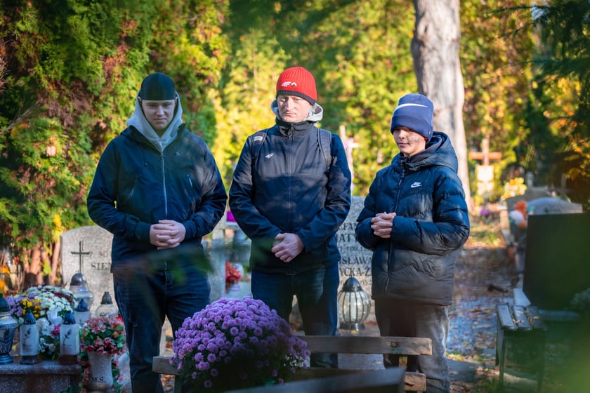 Cmentarz Osobowicki o poranku 1 listopada 2025