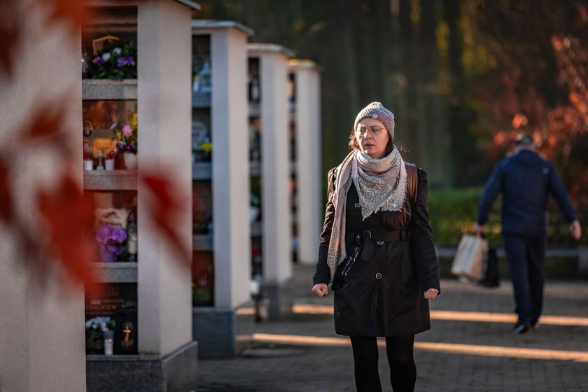 Cmentarz Osobowicki o poranku 1 listopada 2025