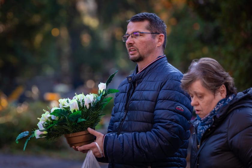 Cmentarz Osobowicki o poranku 1 listopada 2025