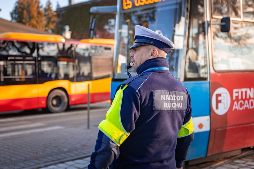 Cmentarz Osobowicki o poranku 1 listopada 2025