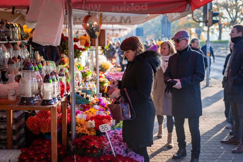 Cmentarz Osobowicki o poranku 1 listopada 2025