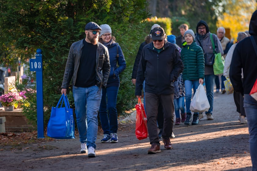 Cmentarz Osobowicki o poranku 1 listopada 2025