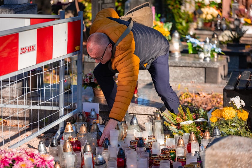 Cmentarz Osobowicki o poranku 1 listopada 2025