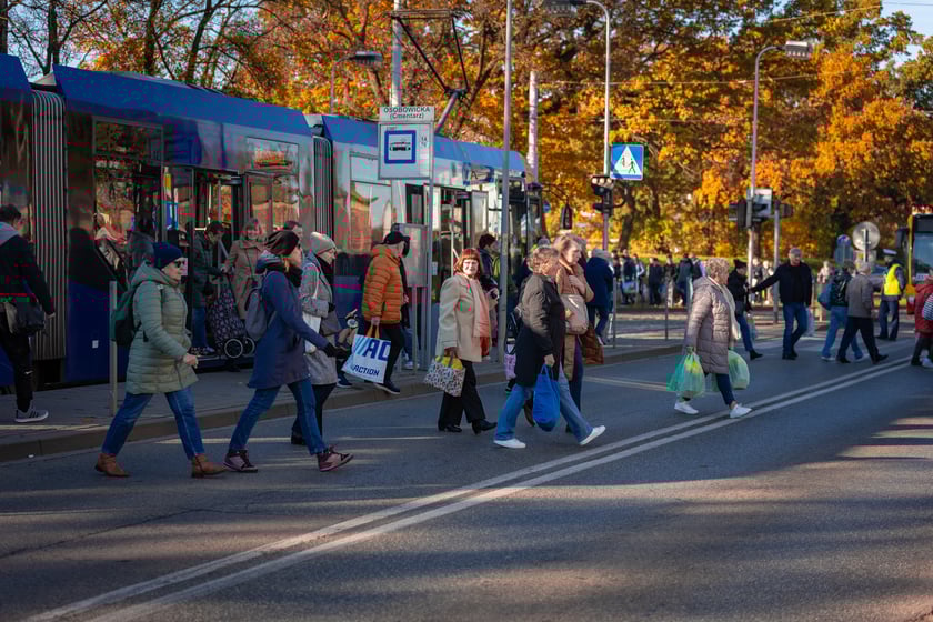 Cmentarz Osobowicki o poranku 1 listopada 2025