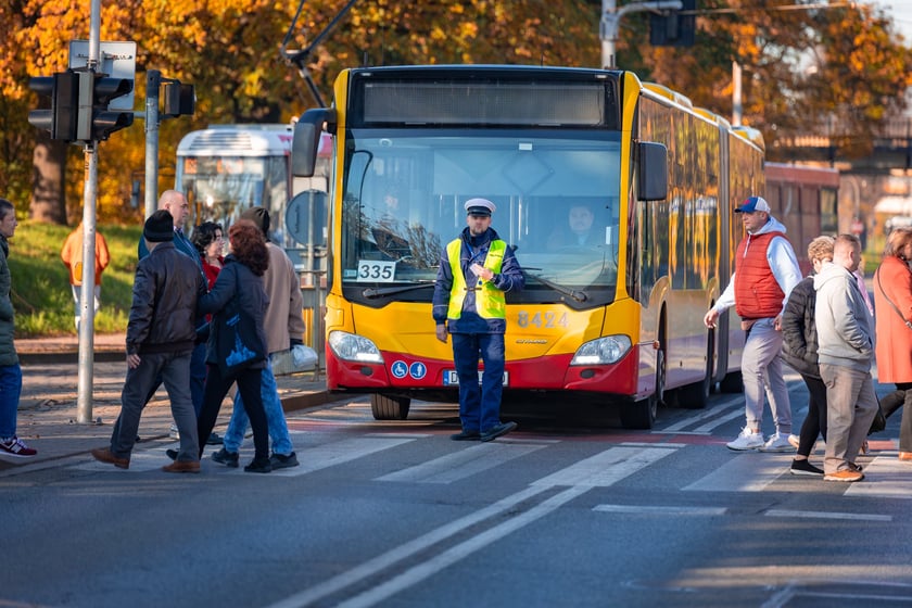 Cmentarz Osobowicki o poranku 1 listopada 2025