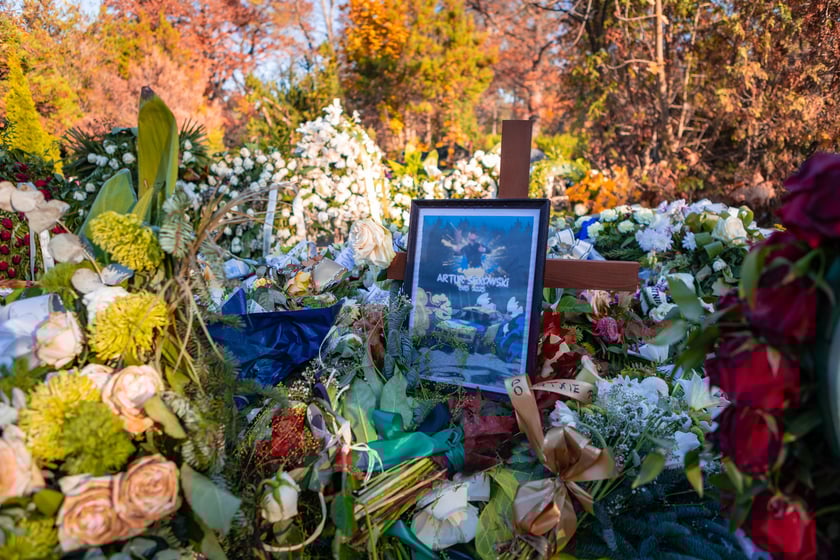 Cmentarz Osobowicki o poranku 1 listopada 2025