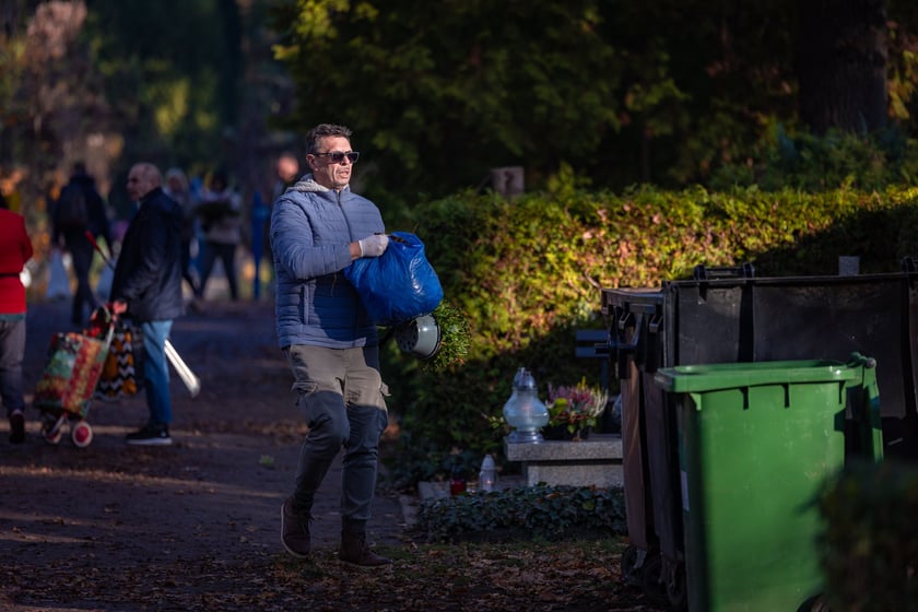 Cmentarz Osobowicki o poranku 1 listopada 2025
