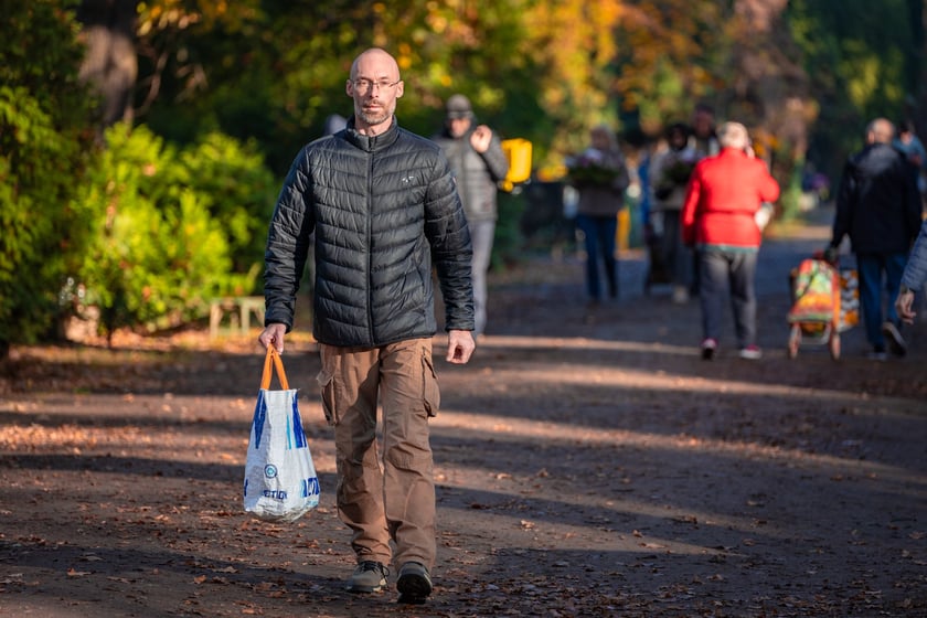 Cmentarz Osobowicki o poranku 1 listopada 2025