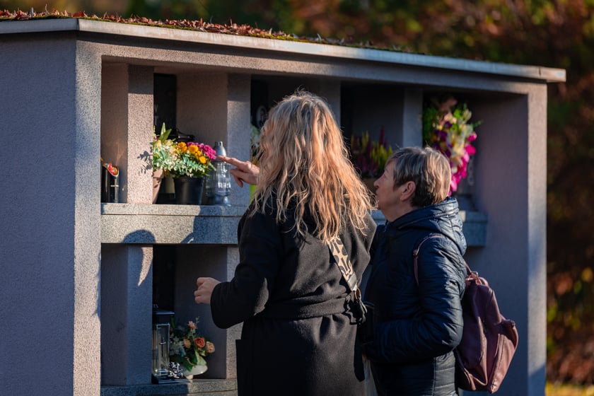 Cmentarz Osobowicki o poranku 1 listopada 2025