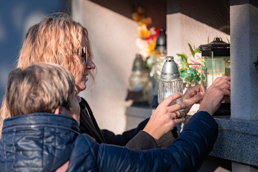 Cmentarz Osobowicki o poranku 1 listopada 2025