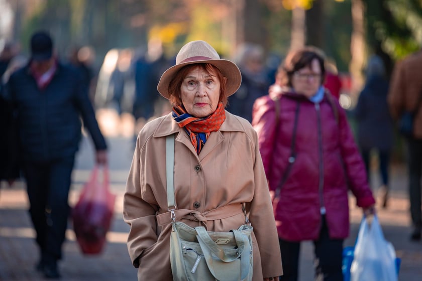 Cmentarz Osobowicki o poranku 1 listopada 2025