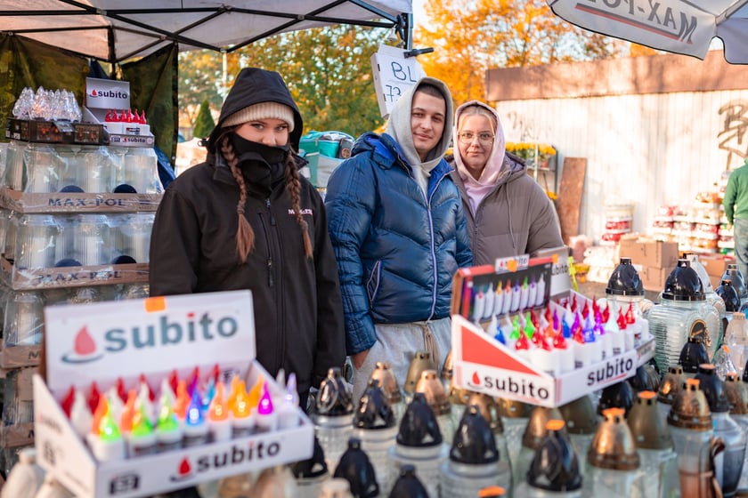 Cmentarz Osobowicki o poranku 1 listopada 2025