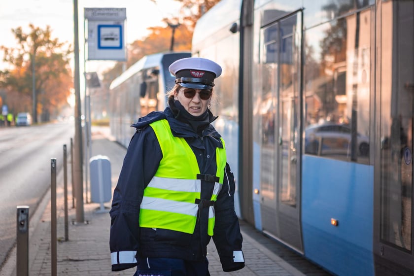 Cmentarz Osobowicki o poranku 1 listopada 2025