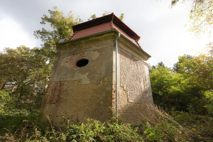 Mauzoleum Hochberg&oacute;w w Wąbnicach - budynek w środku lasu