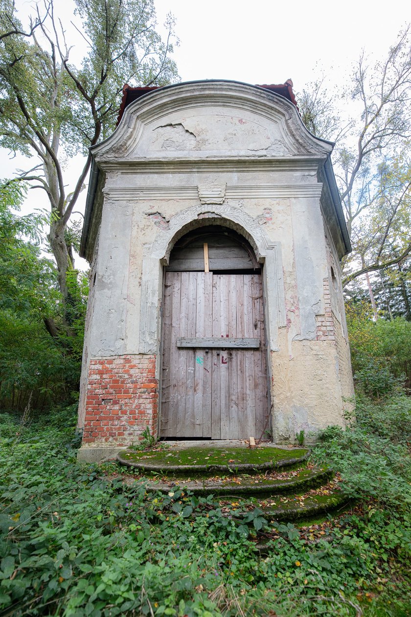 Mauzoleum Hochberg&oacute;w w Wąbnicach - budynek w środku lasu
