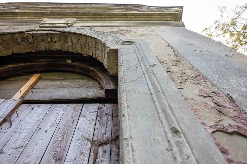 Mauzoleum Hochberg&oacute;w w Wąbnicach - budynek w środku lasu