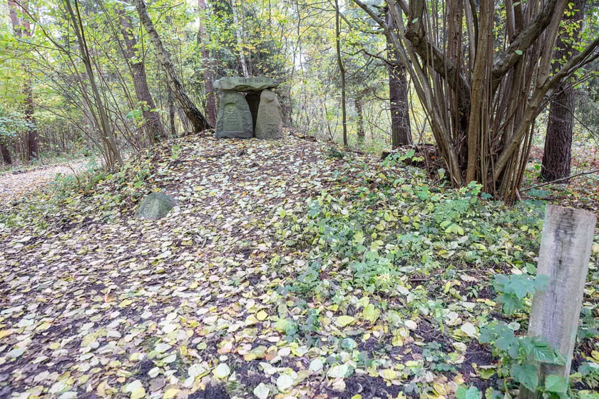 Gr&oacute;b myśliwego na czerwonym szlaku rowerowym w Krośnicach