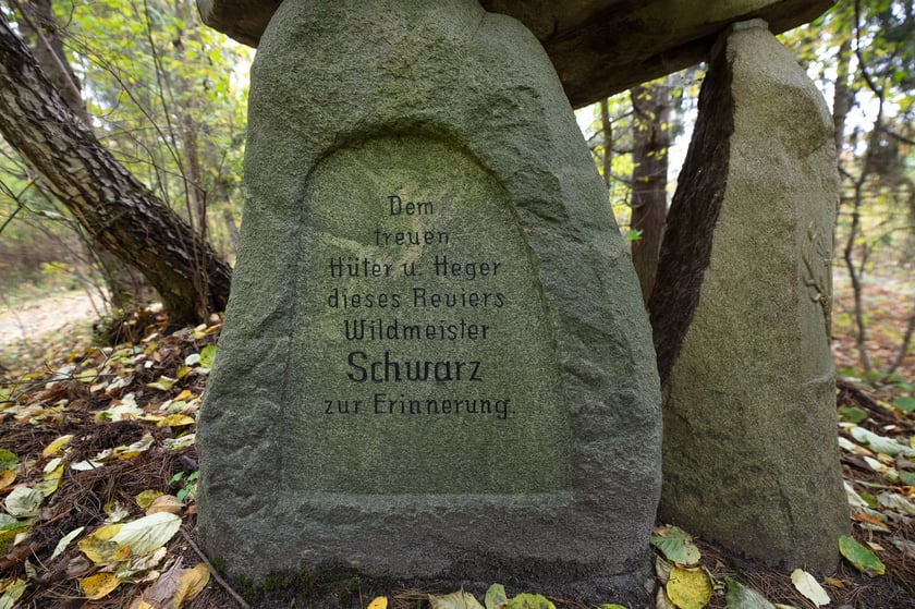 Gr&oacute;b myśliwego na czerwonym szlaku rowerowym w Krośnicach