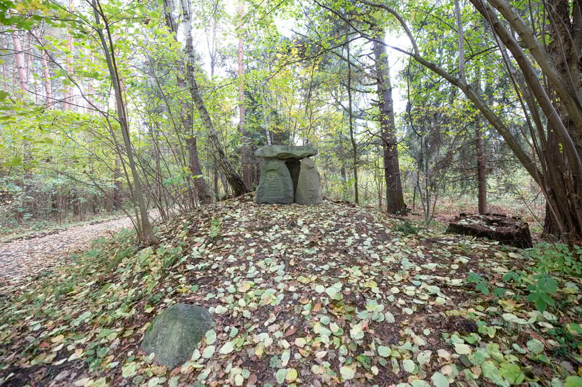 Gr&oacute;b myśliwego na czerwonym szlaku rowerowym w Krośnicach