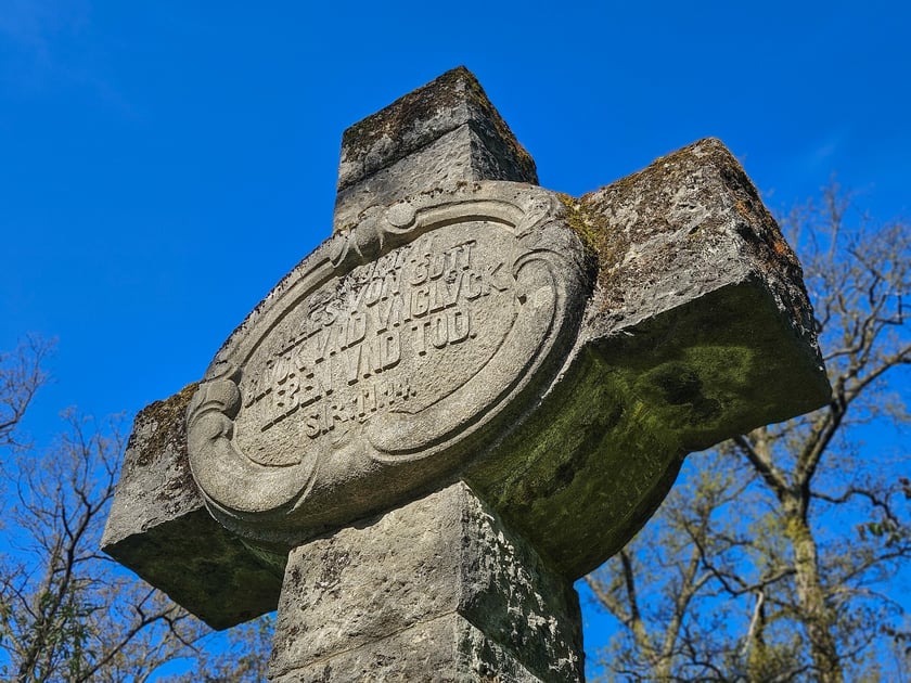 Gr&oacute;b Kisslinga w Bagnie - w miejscu dawnego grodziska