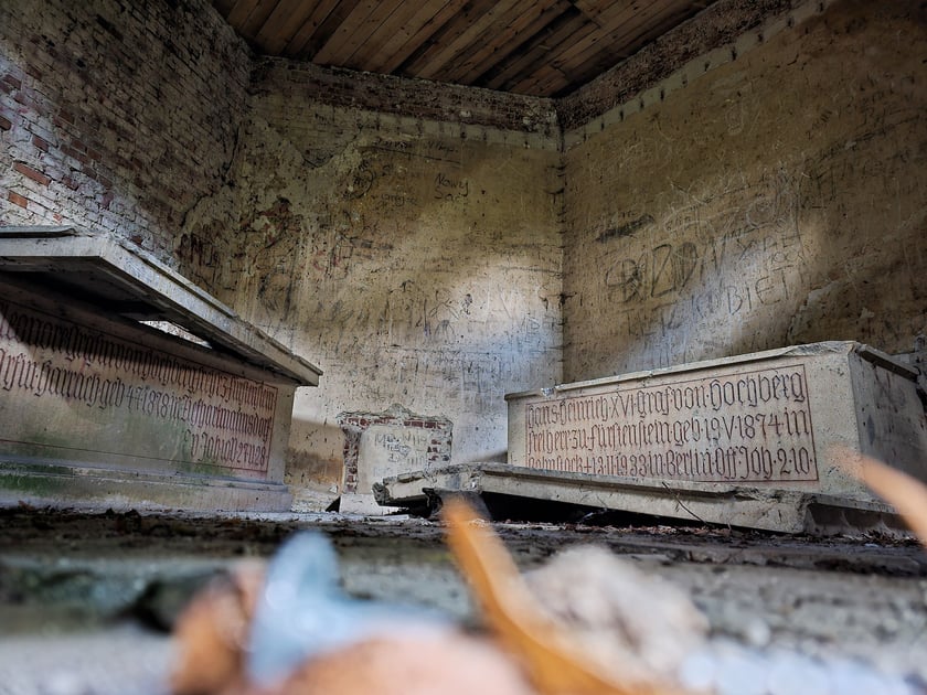 Mauzoleum Hochberg&oacute;w w Wąbnicach - puste sarkofagi we wnętrzu